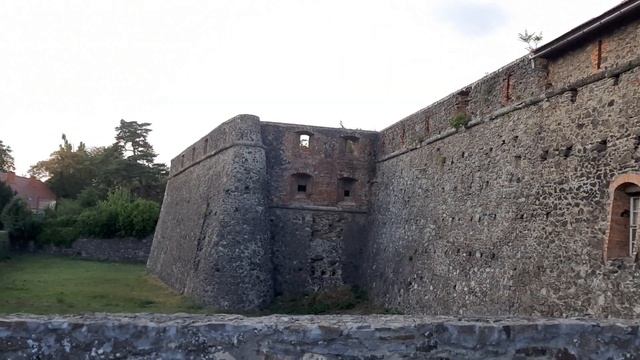 Ужгородский замок-историческое сердце города.Uzhgorod castle is the historical heart of the city. смотреть онлайн