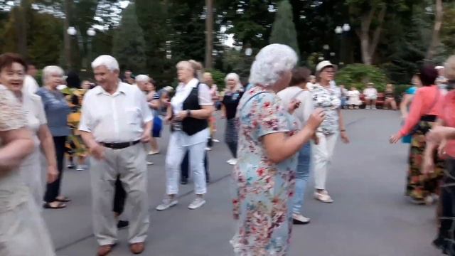 Ай лав ю - три волшебных слова!!!??Танцы в парке Горького!!!??Харьков 2021 смотреть онлайн