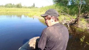 Ставим сети на старичных озёрах. Резиновая лодка еле дышит. Поход к лесной избе.