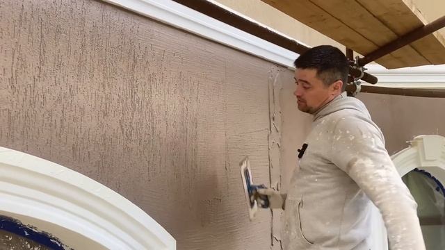 Как мы наносим короед на фасад дома смотреть онлайн