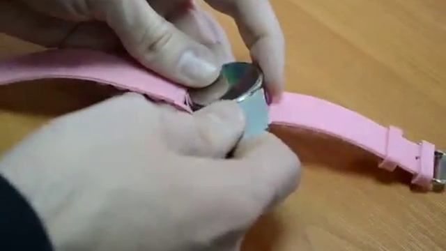 Замена батарейки в детских часиках Hello Kitty смотреть онлайн