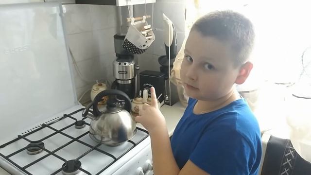 Один дома! Как вскипятить воду в чайнике ребенку смотреть онлайн