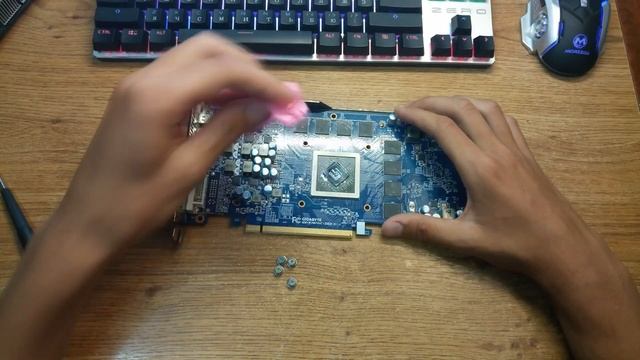 КАК ПОМЕНЯТЬ ТЕРМОПАСТУ НА ВИДЕОКАРТЕ? НА ПРИМЕРЕ RADEON HD 7870 смотреть онлайн