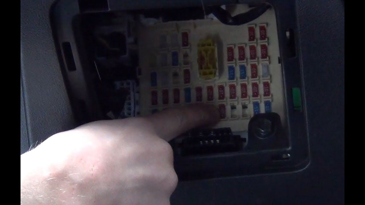 Замена предохранителя №7 аварийной сигнализации в Hyndai Solaris смотреть онлайн