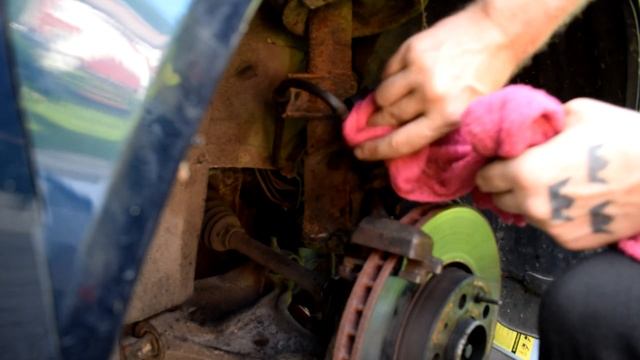 Hur man byter bromsok och bromsbelägg fram på Volvo V70 S60 S80 år 1998 till 2007 смотреть онлайн
