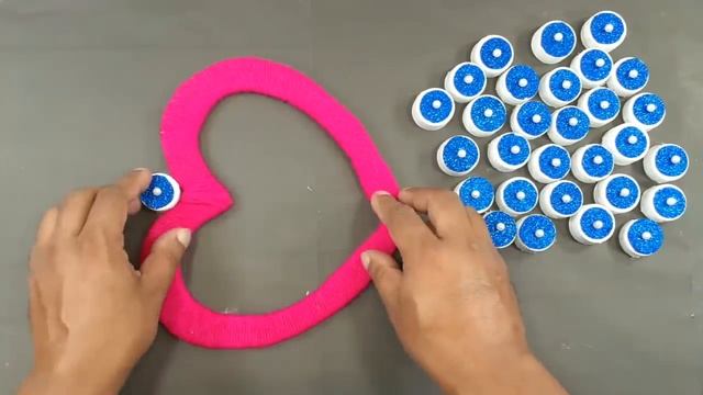 WASTE CARDBOARD & PLASTIC BOTTLE CAPS REUSE FOR BEAUTIFUL HEART WALL HANGING смотреть онлайн