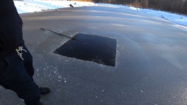 Экстремальная ловля на паук, на тонком льду Уха из красной рыбы семги.