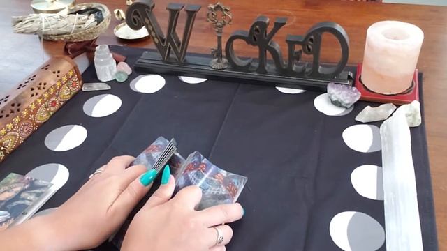 Mystic Sisters Oracle Deck Unboxing смотреть онлайн
