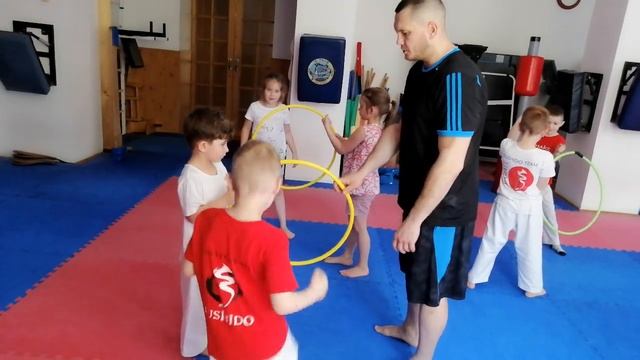 Удар ногой, упражнения с обручем в каратэ Черновцы смотреть онлайн