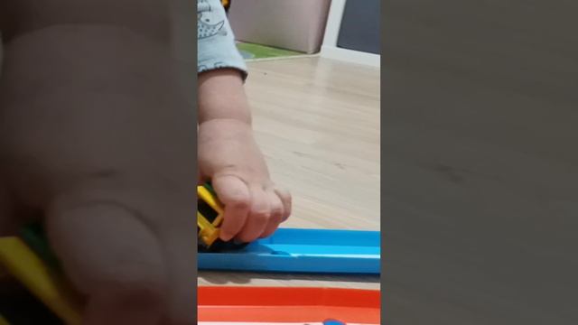 Мальчики играют в Hot Wheels смотреть онлайн