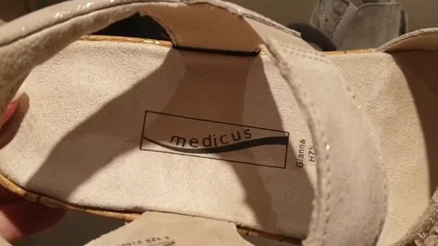 Зайдём посмотрим что на скидках? Магазин обуви и сумок. Голландия.