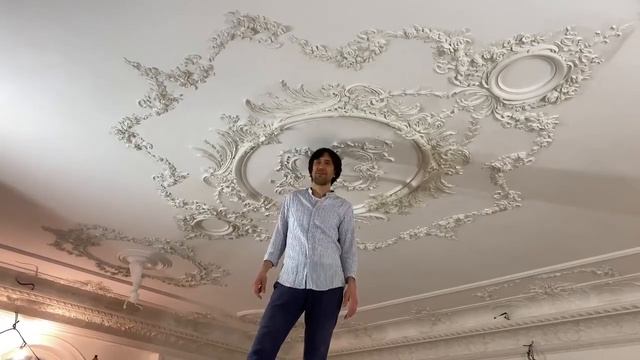 Потолок в гостиной с лепниной из коллекции Барокко Эрмитаж смотреть онлайн