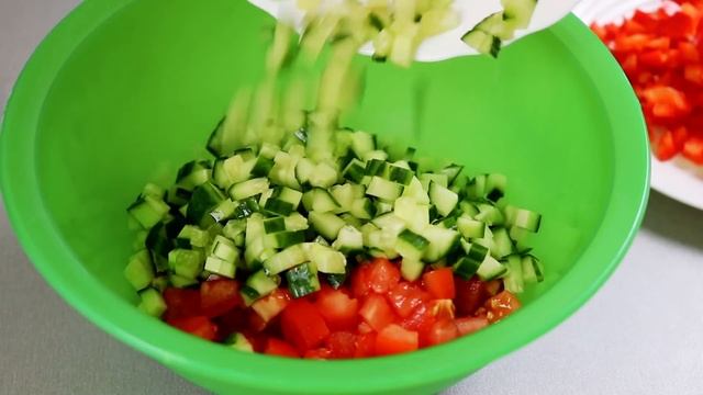 Простой салат с курицей и помидорами смотреть онлайн