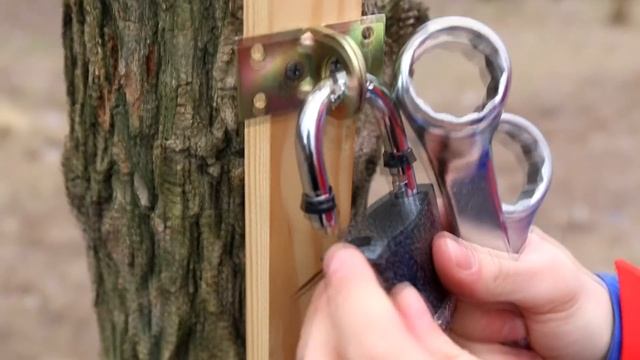 КАК ВЗЛОМАТЬ ЗАМОК ГАЕЧНЫМ КЛЮЧОМ смотреть онлайн