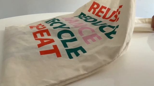 what’s in my tote bag | my summer essentials смотреть онлайн