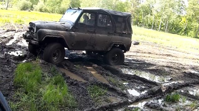 Стандартная Нива на резине кама flame 205/70 r16 и УАЗ. смотреть онлайн