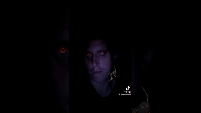 опасный паук чорная вдова ползает по-моему лицу.