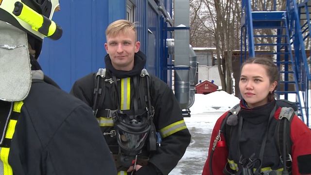 Тренировки пожарных МЧС России. Испытание в лабиринте теплодымокамеры смотреть онлайн