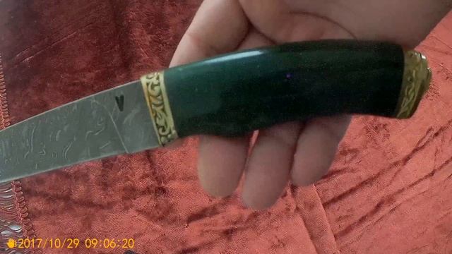 Нож Клык (дамасская сталь, наборный акрил, латунь) смотреть онлайн