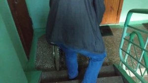 Инструкция: как спустить и поднять инвалида в коляске по ступенькам