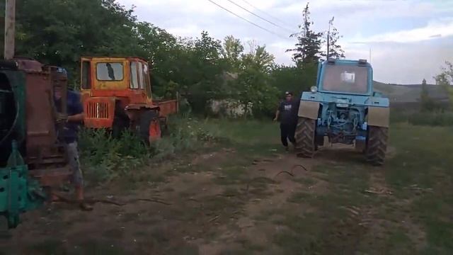 Заводим трактор Т-150К с буксира с помощью трактора МТЗ-80 /Moldova смотреть онлайн