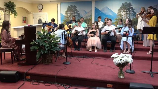 Казнили Христа и в саду погребли.