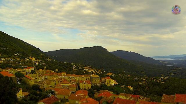 Vue sur le golfe du Valinco depuis les hauteurs de Sartene en Corse en timelapse смотреть онлайн