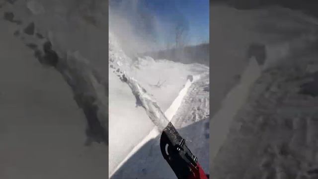 After our roof slid, this is how the Honda 1332A snowblower handles roof avalanche debris in Utah. смотреть онлайн