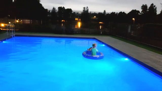 Влог Приключение на водном мотоцикле в бассейне и прогулка по детской площадке поздно вечером смотреть онлайн