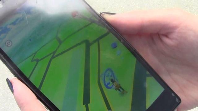 Пытаемся играть в Pokemon GO :D смотреть онлайн