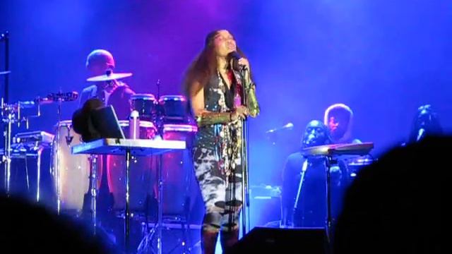 Erykah Badu Live In Wroclaw 2011-Liberation смотреть онлайн