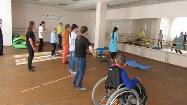 Основы инклюзивного танца. Разминка. Часть 2. смотреть онлайн