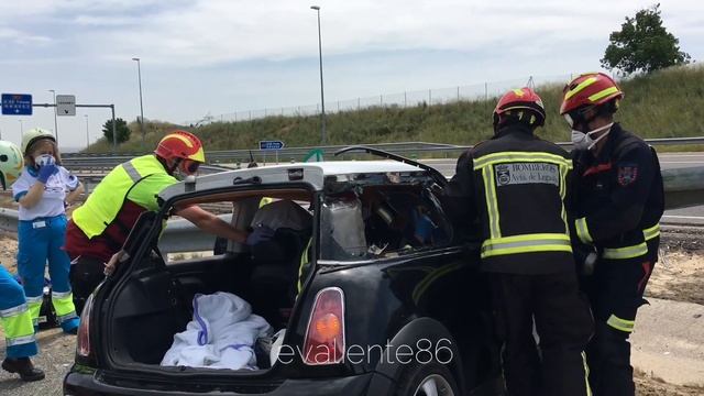 Rescate en accidente tráfico con atrapados- accidente de trafico смотреть онлайн