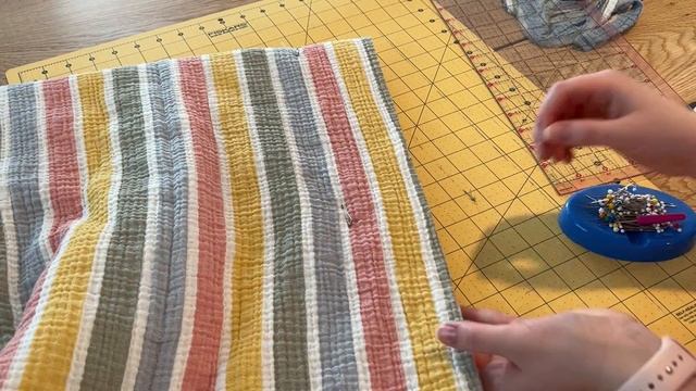 HOW TO MAKE A MUSLIN QUILT | DIY Easy Baby Quilt смотреть онлайн