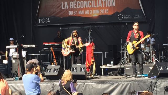 Buffy Saint-Marie Sings "We are Circling" смотреть онлайн