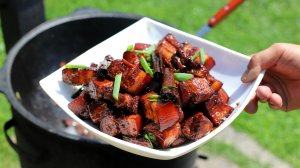 Готовлю красную свинину по-китайски в казане на костре.