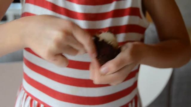 ВОЛОСАТЫЙ ФРУКТ РАМБУТАН — как его чистить и есть смотреть онлайн