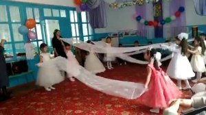 Танец девочек на 8 марта старшая группа