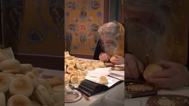 Старец Илий Ноздрин у жертвенника смотреть онлайн