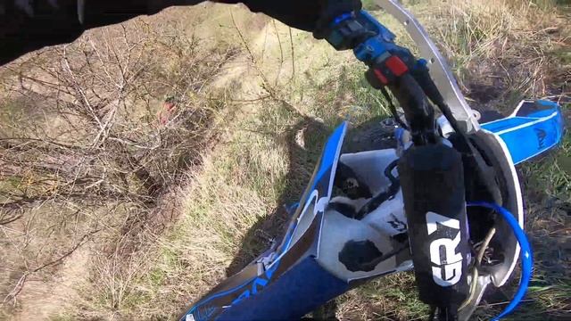 Эндуро. Прыжки и таскание мотоцикла на себе.