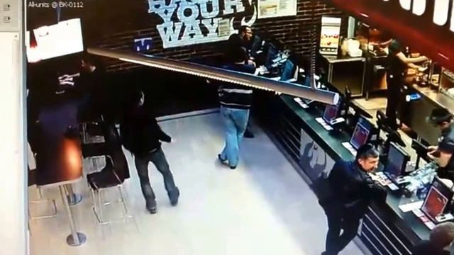 Танцор "нарушает законы физики" смотреть онлайн