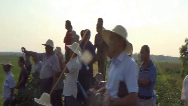 беспилотный вертолет для опрыскивания растений химикатами смотреть онлайн