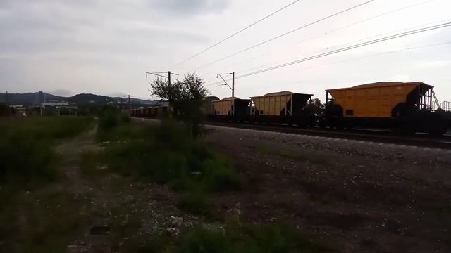 Притормозил. Система электровозов 2ЭС5К-044/049 "Ермак" с хозяйственным поездом смотреть онлайн