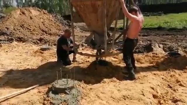 Заливаем свайный фундамент по моему проекту, краном за 2000 рублей в час, с одной стоянки ("точки") смотреть онлайн