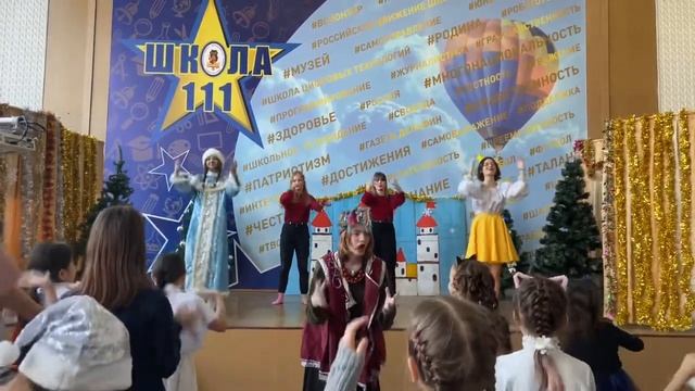 Новогоднее представление от учеников 10х классов МБОУ Школа 111 г.Ростов-на-дону (часть 2) смотреть онлайн