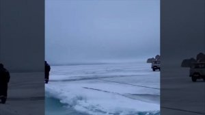 «Буханка» на скорости пролетела через трещину на Байкале