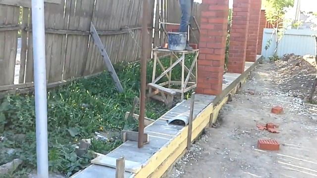 Забор на участке, кирпичные столбы. смотреть онлайн