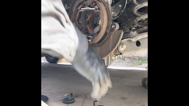 2006-2018 TOYOTA RAV4 (2WD) Rear Wheel Bearing & HUB Replacement смотреть онлайн