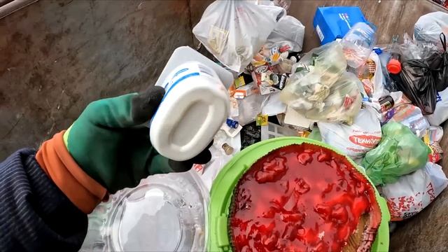 Как я зарабатываю лазая по мусоркам Питера ? Dumpster Diving in RUSSIA #32 смотреть онлайн