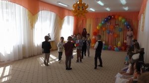 Танец мальчиков с флажками «Дорогою добра»